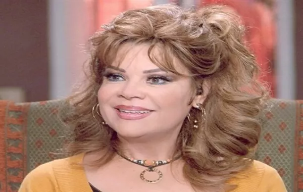  ظهور نادر لصفاء أبو السعود وزوجها صالح كامل أثناء حضورهما حفل زفاف