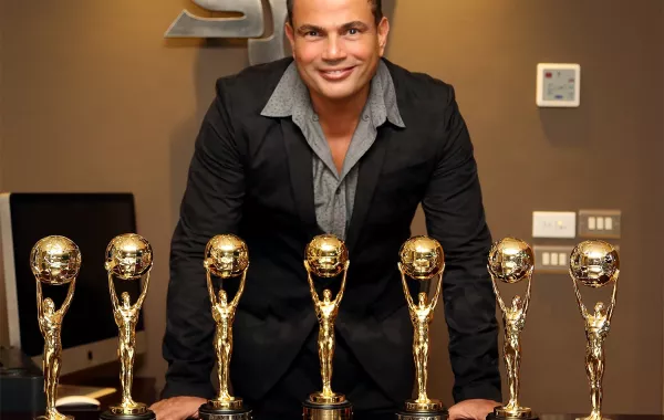 عمرو دياب في عيد ميلاده ال 58: مطرب الأرقام القياسية .. فيديو وصور