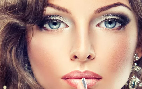 مكياج يناسب خيار الفستان الفضي الميتاليك