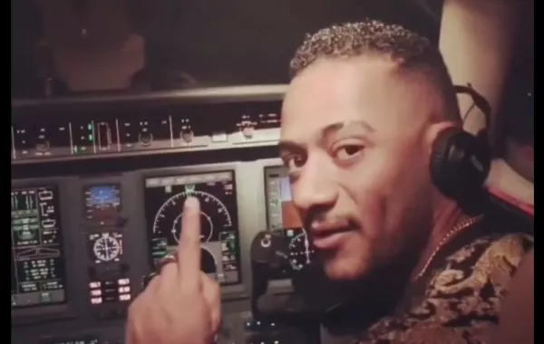 اتهام محمد رمضان بتعريض حياة ركاب طائرة للخطر وطلب استجواب لوزير الطيران ورئيس الوزراء