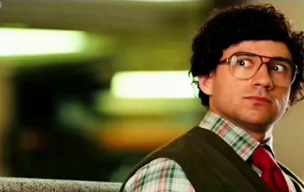 أحمد مكي يعيد تجسيد شخصية حزلقوم على المسرح .. العرض الأول في السعودية  