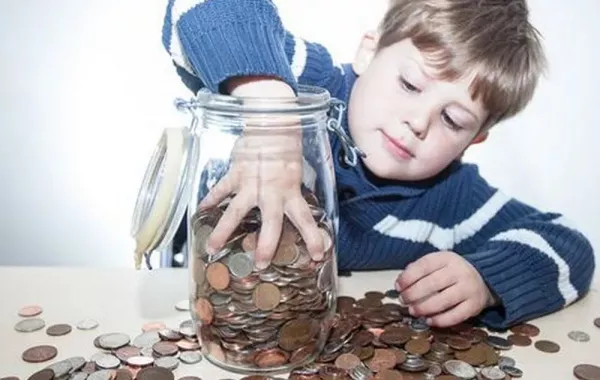كيف تعززين ثقافة طفلك المالية مع عودته للدراسة؟