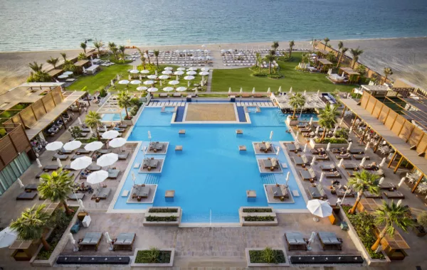 فنادق ريكسوس تعتمد اللون الوردي في أكتوبر الحالي