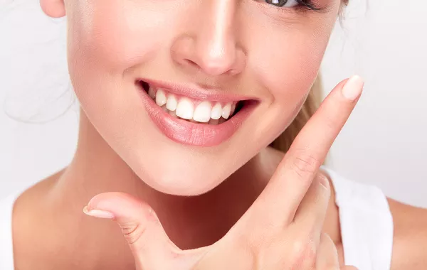 تبييض الأسنان بثلاث طرق مضمونة.. بأسبوع واحد