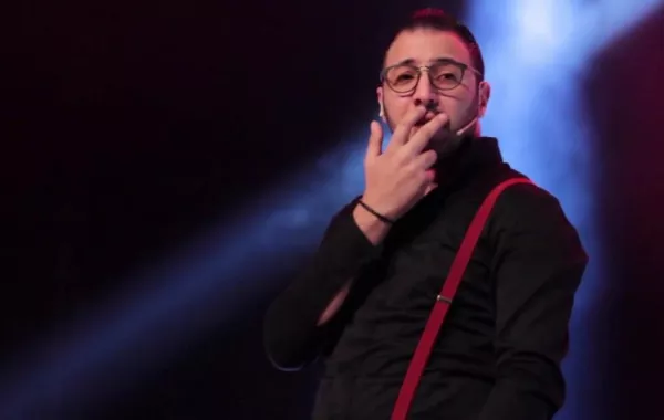 الكوميديان "إيكو" يقدم برنامج للأطفال الموهوبين في الغناء