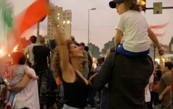 ميريام فارس تطل مع زوجها وابنها في مظاهرات لبنان