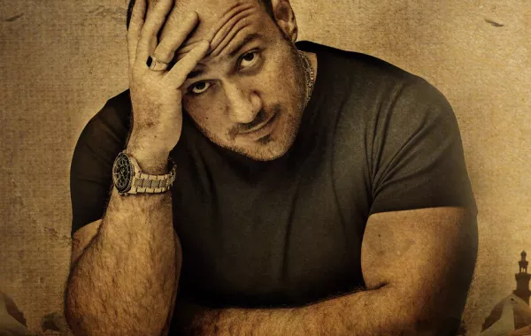 أحمد مكي ينشر صورة آخر لقاء مع والده ويودعه برسالة مؤثرة