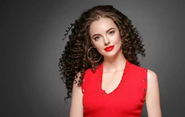 أساليب مكياج رائعة... مثالية لفستانك الأحمر