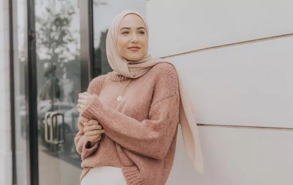 لفات حجاب ملونة اختارتها الفاشينيستا مع الأزياء الشتوية