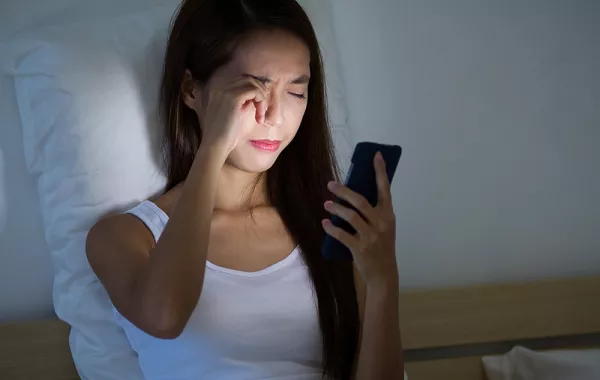 وباء القرن.. كيف تدمر الهواتف الذكية النظر؟