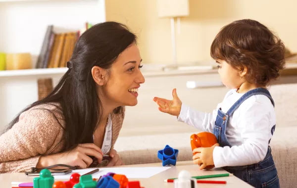 كيف تعلمين طفلك فنّ الحوار؟