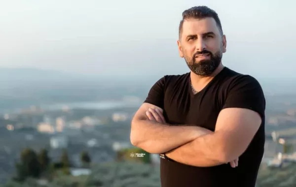 أذينة العلي يطرح أغنية رومانسية بعنوان "شو اشتقتلك"