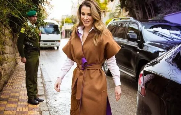 الملكة رانيا في إطلالات خريفية تليق بمناسباتِك