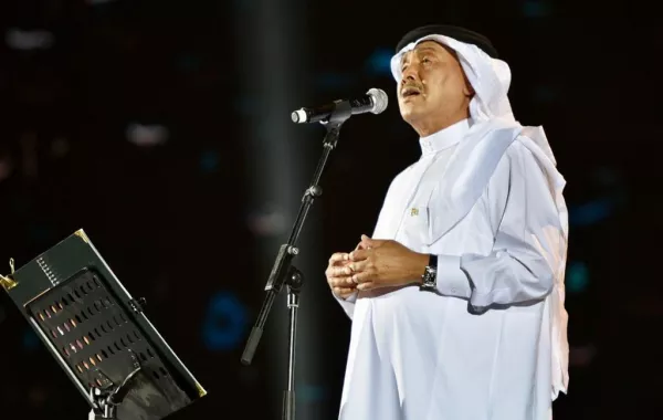 محمد عبده يلتقط  سيلفي فمن ظهر معه في الصورة؟