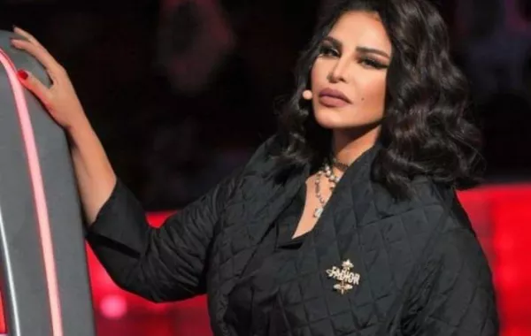 أحلام تثير الجدل: فيديو لها وهي محاطة بفريق يهتم بجمالها وإطلالتها