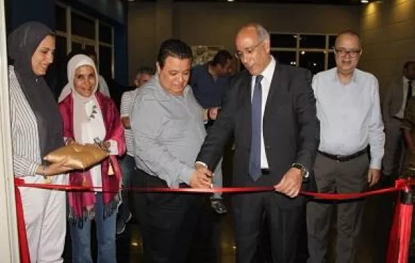 المخرج خالد جلال، والدكتور فتحي عبدالوهاب، يفتتاح المعرض 3 t. jpg