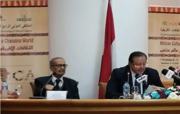 2 الدكتور هشام عزمي يطلق اشارة البدء للمتلتقي .jpg