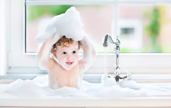 متى يستحم طفلي قبل أو بعد الأكل؟