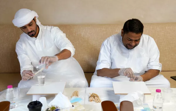 "قلب الشارقة" يعرف زواره بتقنيات الرسم عبر استخدام "الريزن"