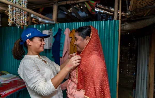 بعد زيارتها مخيمات اللاجئين في بنغلاديش.. هند صبري: الإنسانية لا حدود لها