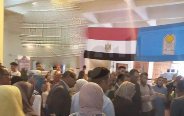 3 الضيوف في المعرض .jpg