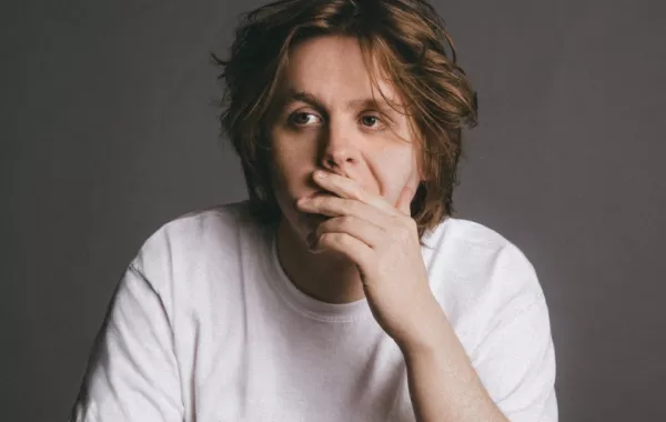 الفنان العالمي لويس كابالدي لأول مرة في الإمارات على مسرح المجاز 17 يناير المقبل