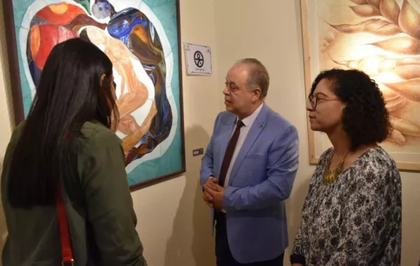 4 الدكتور أشرف يستمع لقومسيور المعرض. jpg