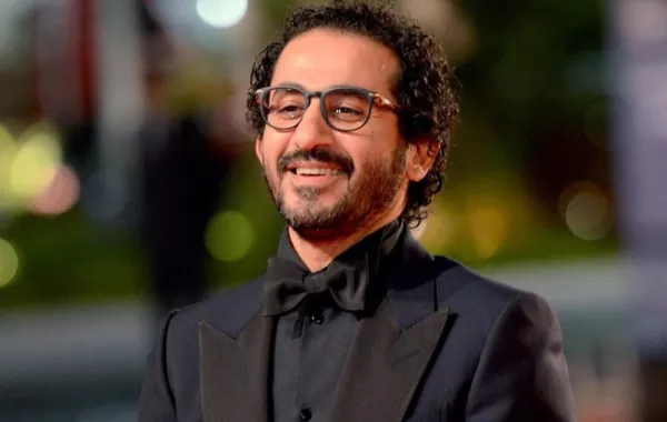 أحمد حلمي في عيد ميلاده ال 50: مسيرة نجاح من لعب عيال إلى خيال مآتة