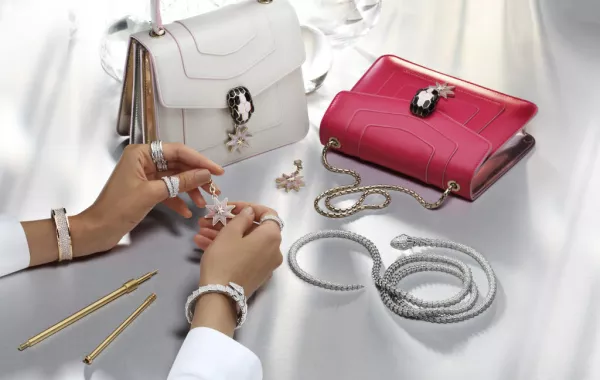 تعرّفي إلى مجموعة العطلات Bulgari Serpenti Forever