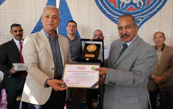 المحافظ يكرم رئيس مدينة السادات -(1).jpeg