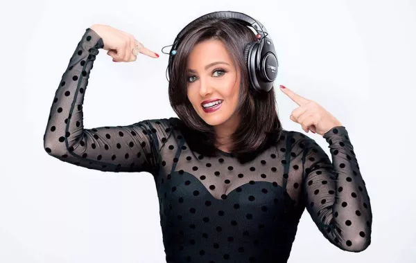 بشرى ترد على اتهامها بالنكد يوم زفافها بصورة مع عمرو دياب