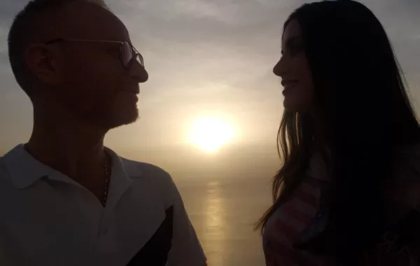 نجم باب الحارة يثير التساؤل ... هل وقع في مصيدة الحب أم الزواج ؟