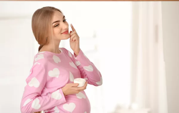 مشاكل وخطوات العناية بالبشرة خلال فترة الحمل