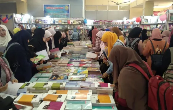 1 الطالبات يبحثن في الكتب .jpg