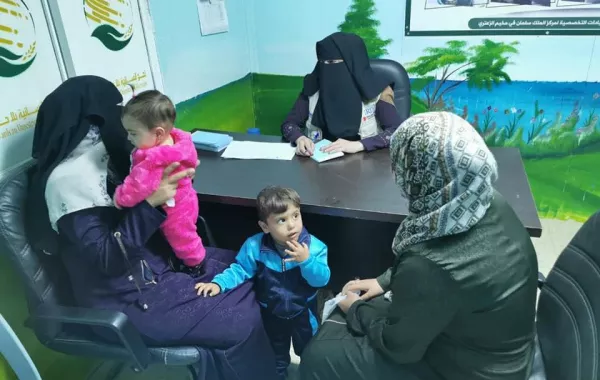 تقديم الرعاية الصحية للأمهات والأطفال في المركز.jpg