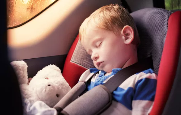 اختراع للتقليل من مقتل الأطفال داخل السيارات