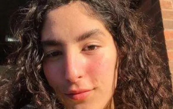 ابنة أحمد الفيشاوي تبكي : سوف أزور عائلتي في مصر قريبًا