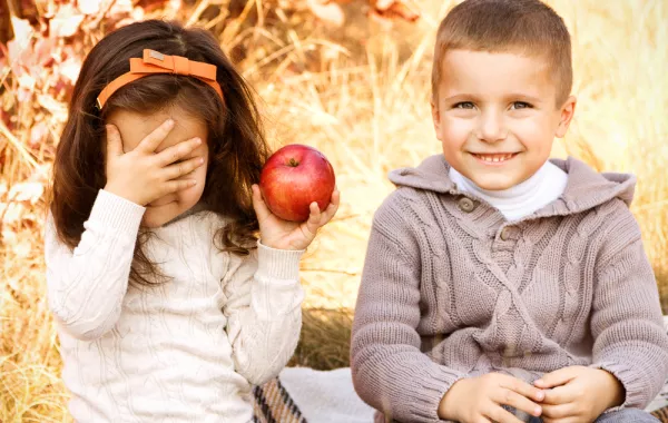 كيف أتعامل مع خجل طفلي؟