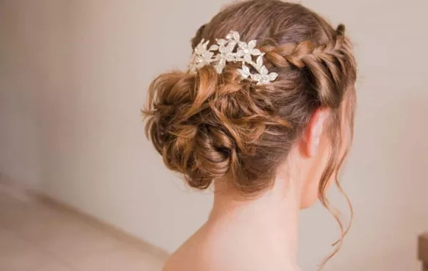 تسريحة ناعمة مرفوعة للخطوبة