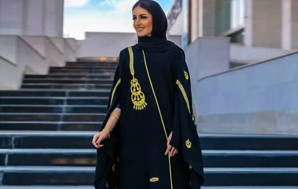 عبايات سوداء مطرزة من وحي إطلالات الفاشينيستا المحجبات