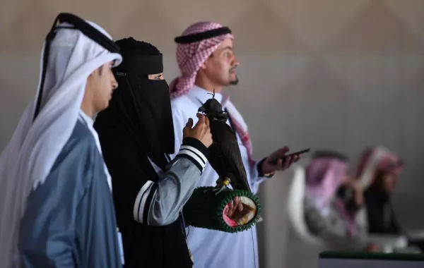 عذاري الخالدي.. أول صقارة سعودية تشارك في مهرجان الملك عبدالعزيز للصقور