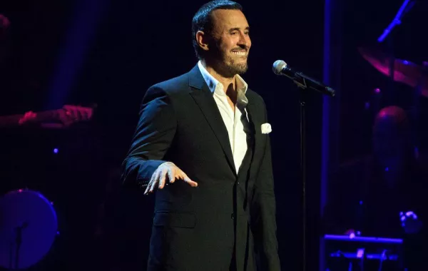 ما حقيقة وجود كاظم الساهر في بغداد؟