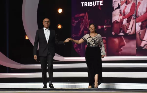 هند صبري تقدم درع التكريم للمغربية منى فتو بحضور الهام شاهين في مهرجان مراكش