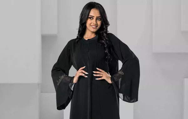 عبايات سوداء من مجموعات 2019 تخفي عيوب الجسم