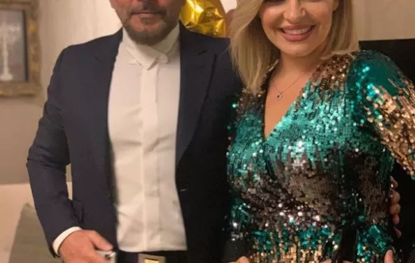 عابد فهد وزوجته يحتفلان بعيد زواجهما السابع عشر