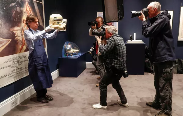 مقتنيات سلسلة أفلام "حرب النجوم" في مزاد إلكتروني قبل عرض جزئه التاسع