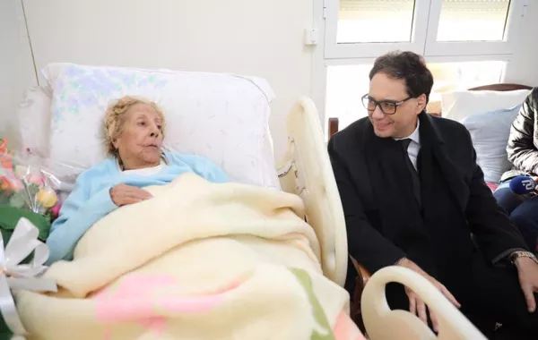 وزير الثّقافة التونسي محمد زين العابدين يزورالممثلة دلندة عبدو في بيتها