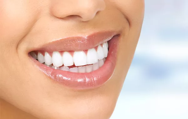 معجون الفحم للأسنان ترند... هل ينصح به الأطباء؟ 