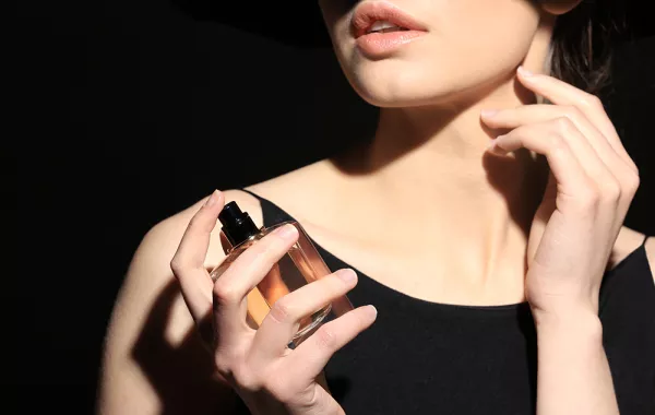 لهذا الشتاء.. عطور شرقيّة بنفحات دافئة