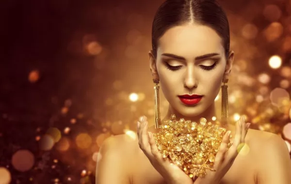 مكياج يناسب فستانك الذهبي في سهرات العام الجديد